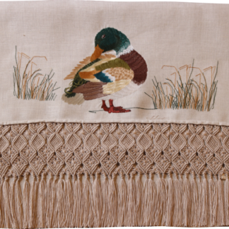 Toalha de Lavabo Refúgio das Águas - Macramê